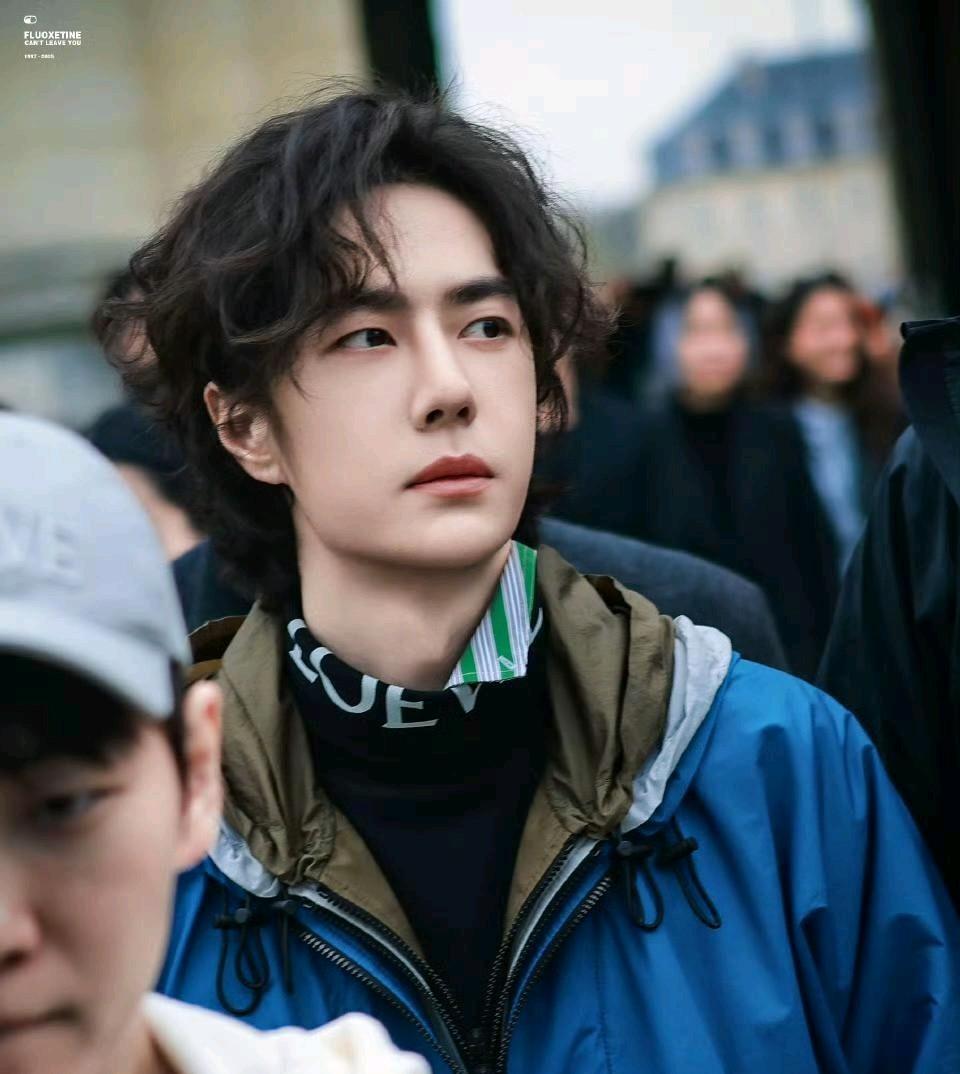 谁懂啊！王一博巴黎时装周这一幕，我真的看一次感慨一次。
他刚到现场，还没进场就被