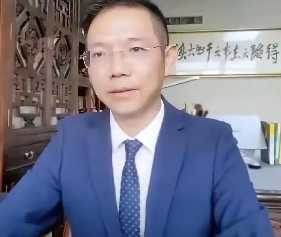 李律这波“拆骨式”爆料太狠了！
王某晶父女5宗罪全戳刑法，穿制服老爹藏不住了…