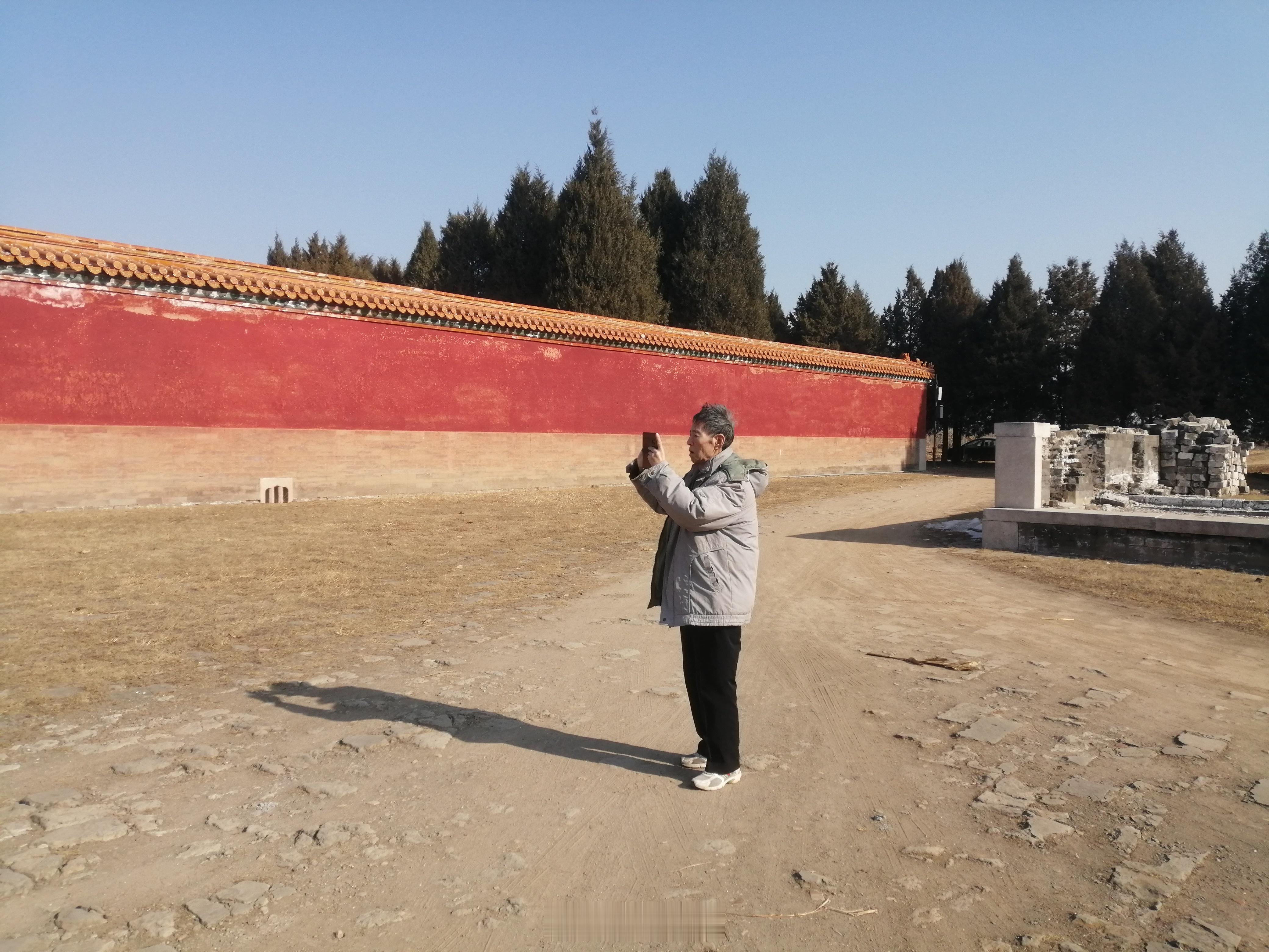 昨天趁冯建明来看望我，我们考察了昭西陵的围墙。看了南、东、北三面的墙。又丈量了昭