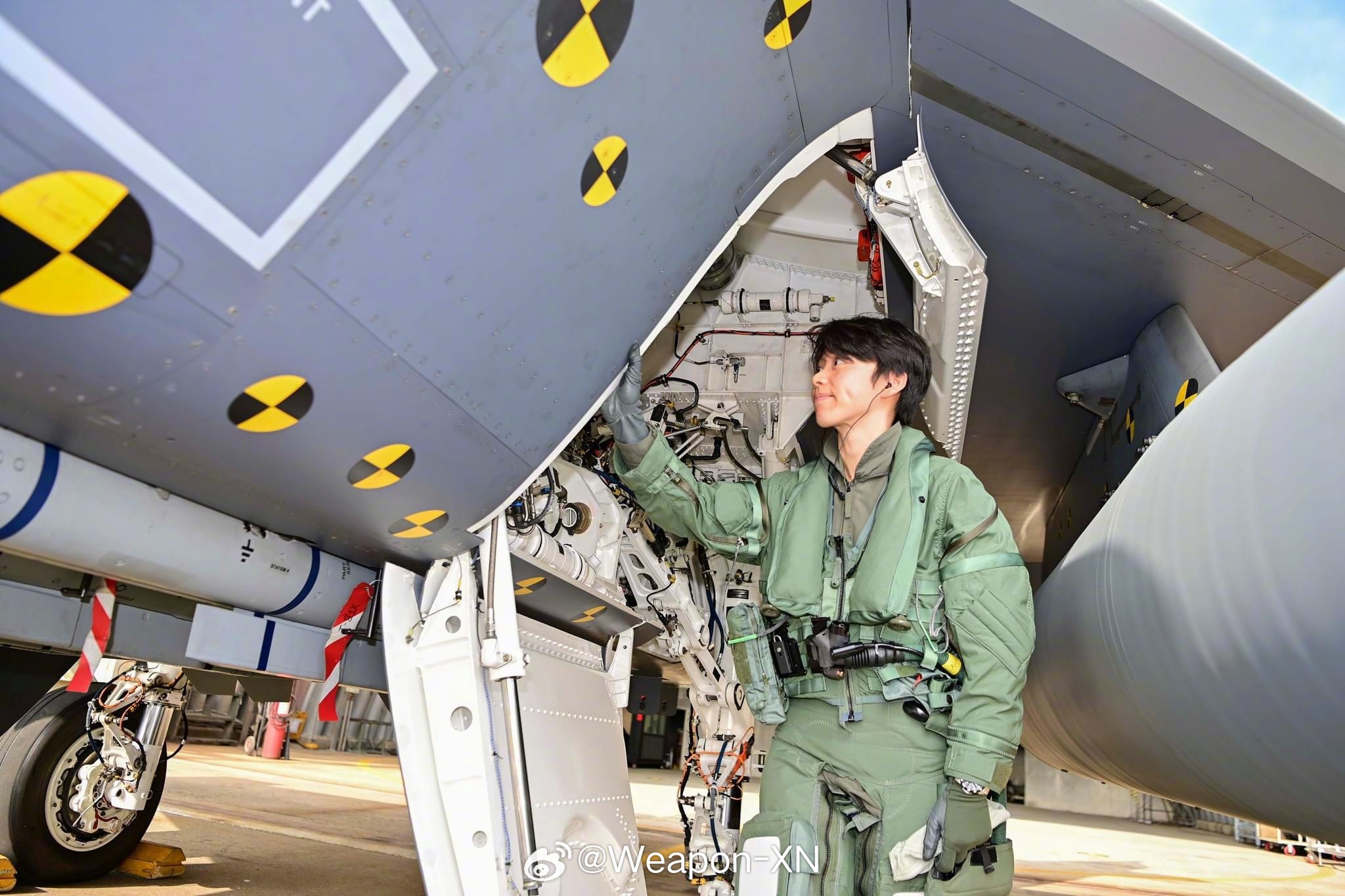#兵器影像[超话]# 韩国空军KF21战斗机试飞员郑大正少校 ​​​
