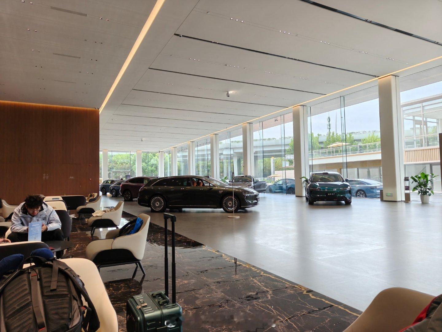 鸿蒙大酒店名不虚传 一大早就来吃拿卡要了