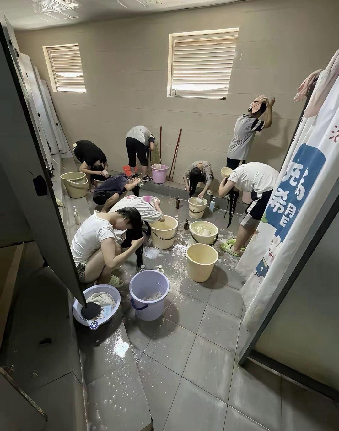 上学的时候没觉得这样有什么不妥，现在想想当时真的能吃苦