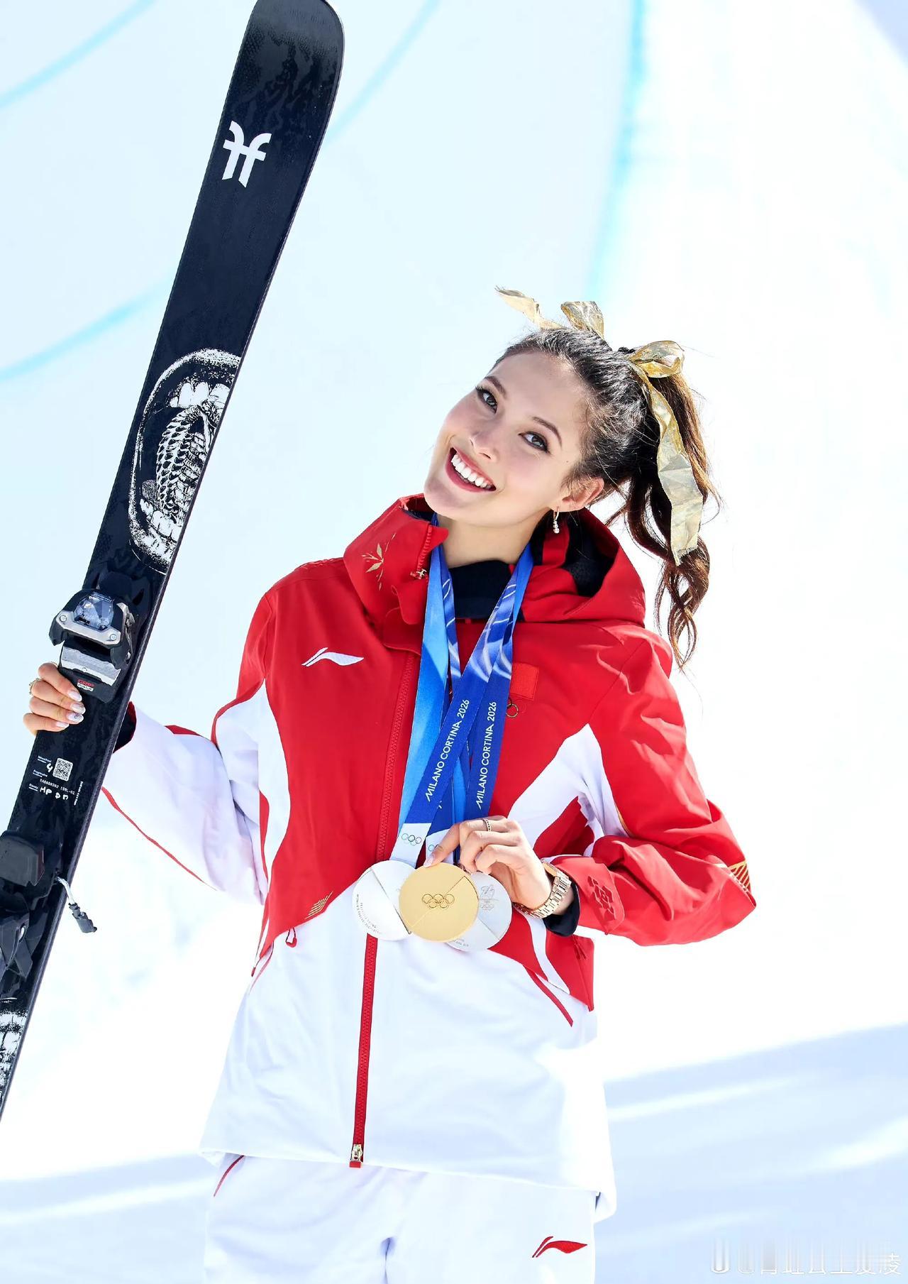 谷爱凌的姥姥真的是精致了一辈子，要强了一辈子！
今天，谷爱凌晒出多张照片，照片中