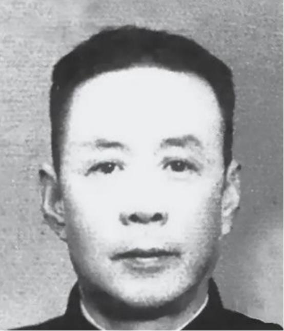 1939 年，国军中将陈铁在山西设宴款待彭德怀，陈铁的夫人在倒茶时悄悄说道：“现