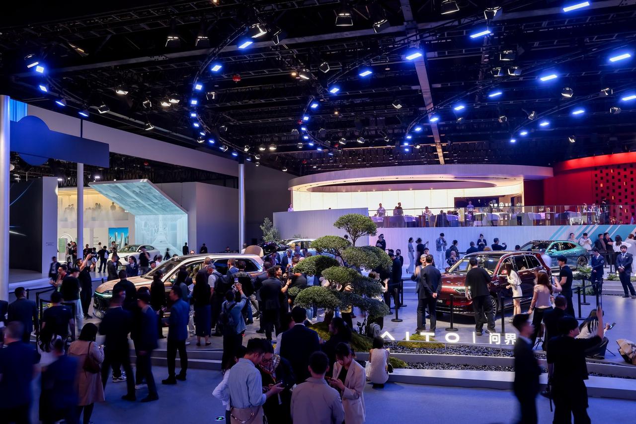 鸿蒙智行北京车展五界集结，体系化打法曝光
北京车展鸿蒙智行展台，问界、智界、享界