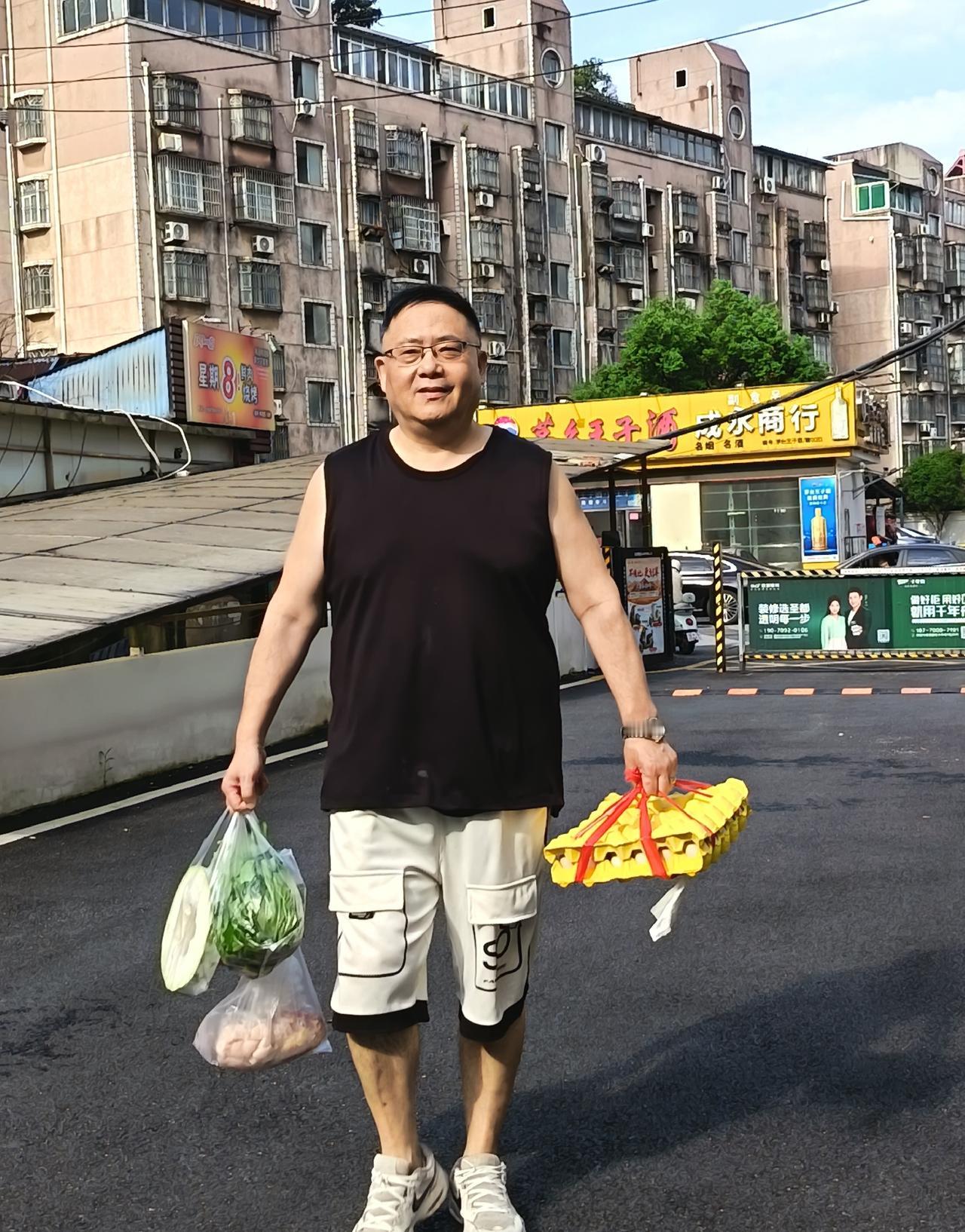 我这个人从小就喜欢吃鸡蛋，小时候有印象，原来经济匮乏，只有过生日的时候，我妈给我