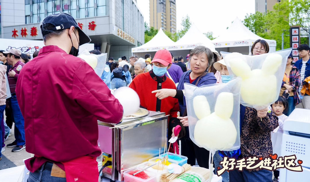 被北京大妈严选的宝藏手艺人回龙观免费理发摊收到最可爱的报酬 没有华丽装修，却有最