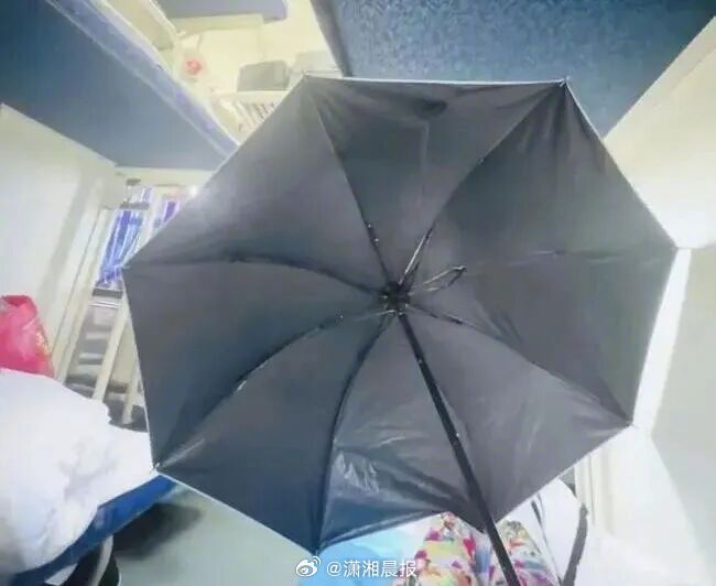 【#卧铺挂帘后又现打伞为何回应仍含糊#】继火车卧铺挂帘争议之后，又出现了火车卧铺