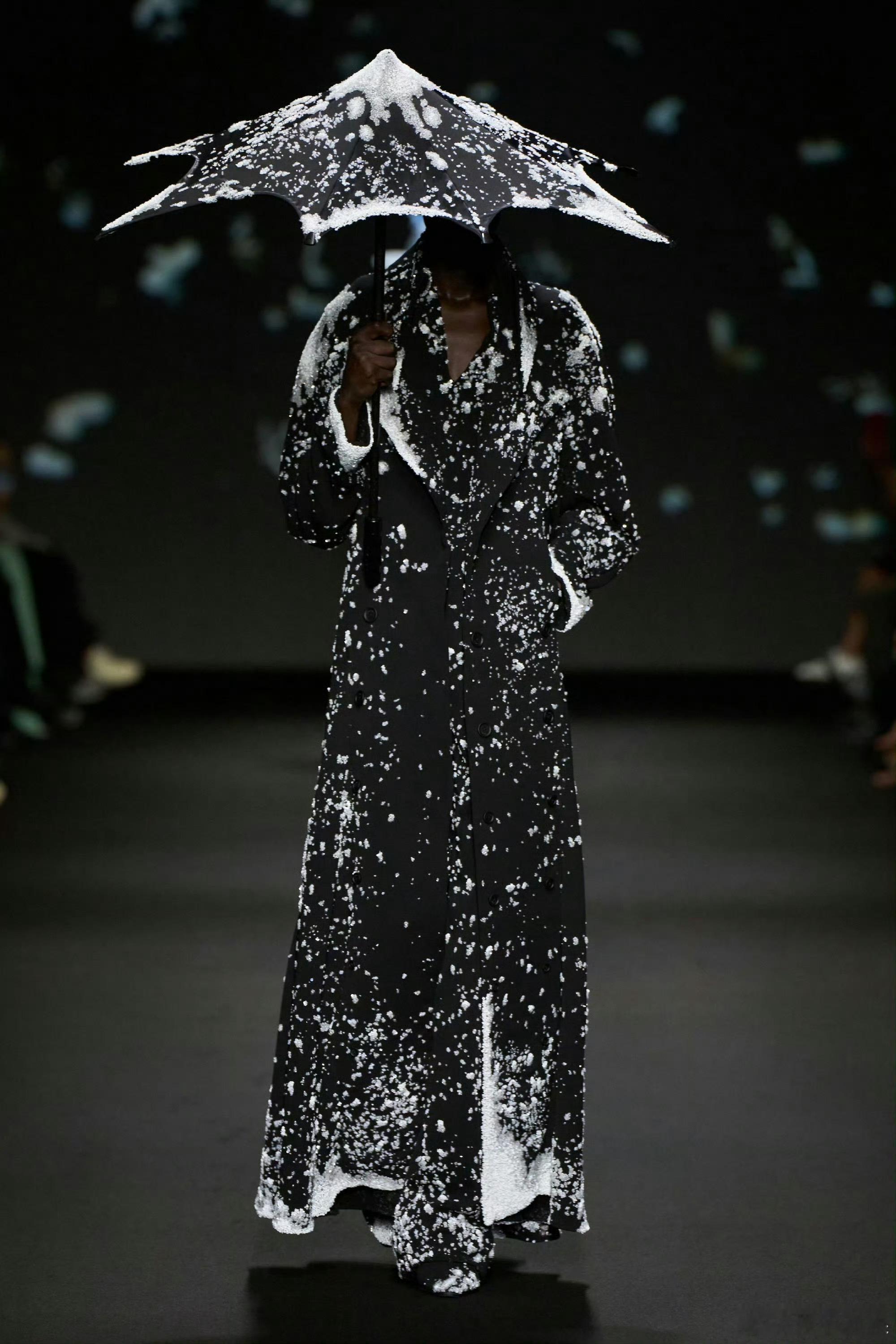 张凌赫高定大衣张凌赫黑色高定大衣张凌赫黑色高定大衣，帅，[心][心] ​​​