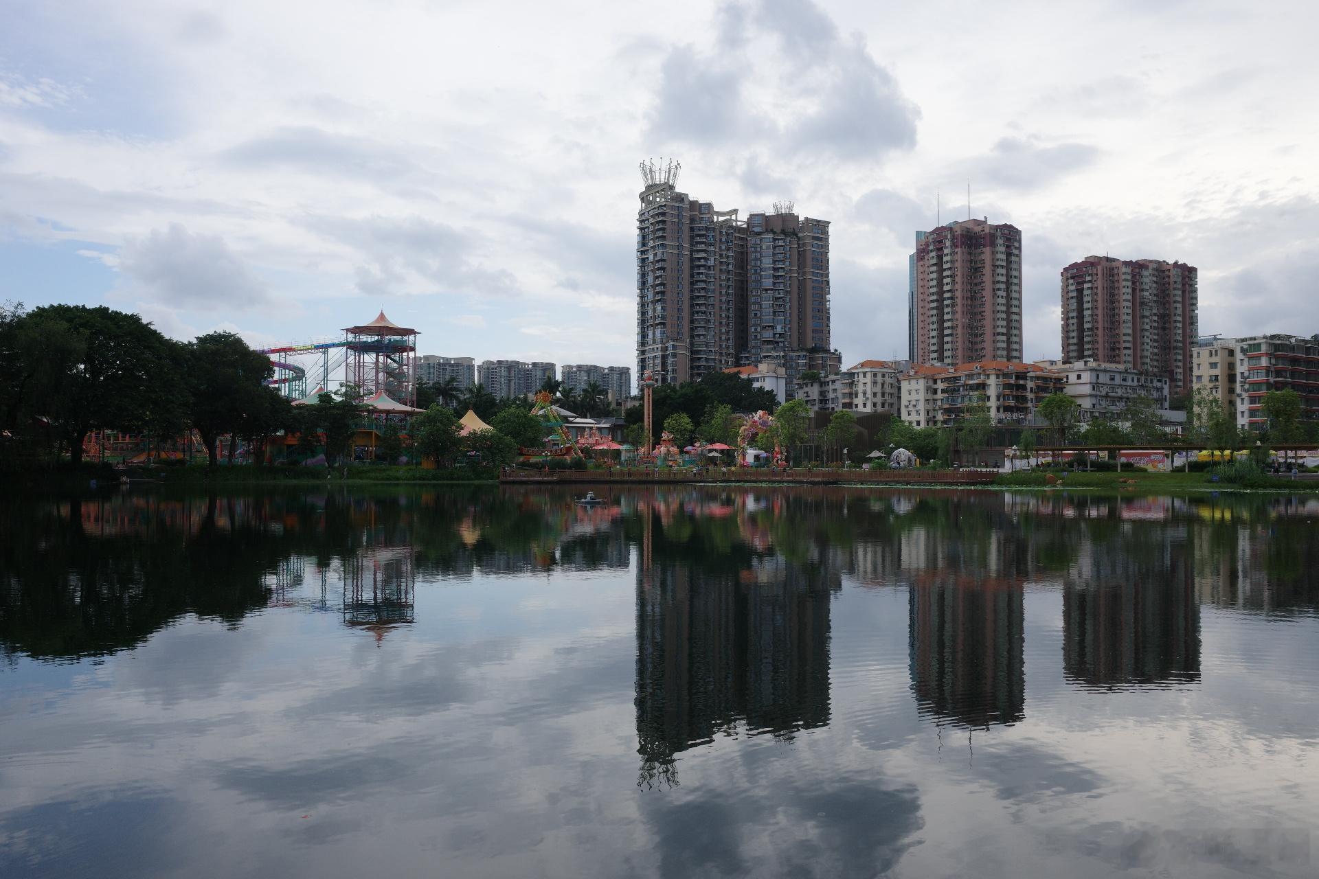 蓝天白云的广州东山湖公园随手拍美景生活手记城市掠影 理光GR4 广州·荔湾湖公园