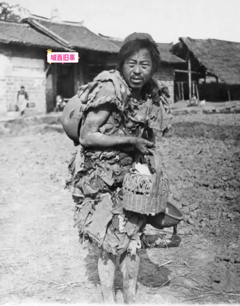 民国时期，一位带着“全部家当”的流浪汉照片，所谓的全部家当，不就是身上...