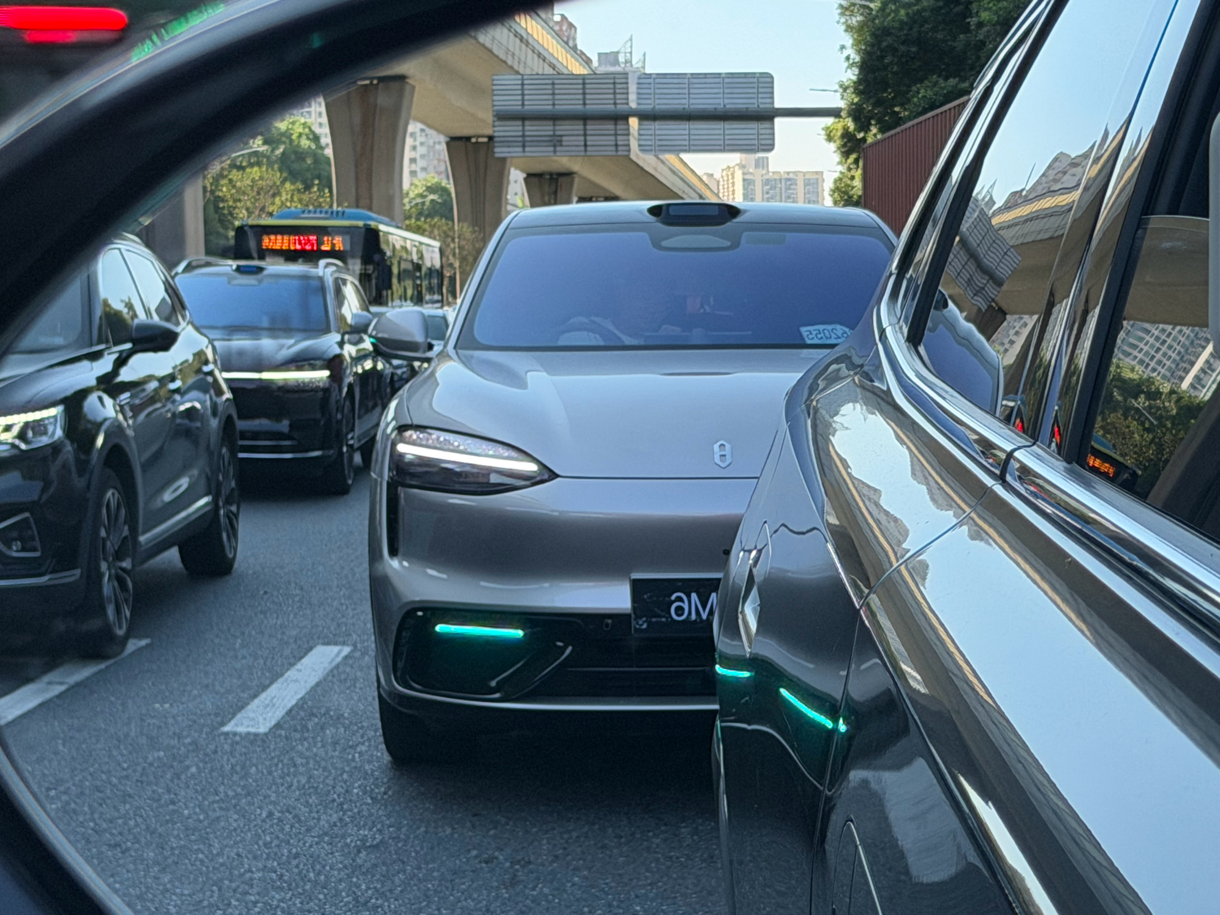 一前一后的，牌都还没上小蓝灯已经开起来了现在大伙都越来越爱用辅助驾驶了 深圳
