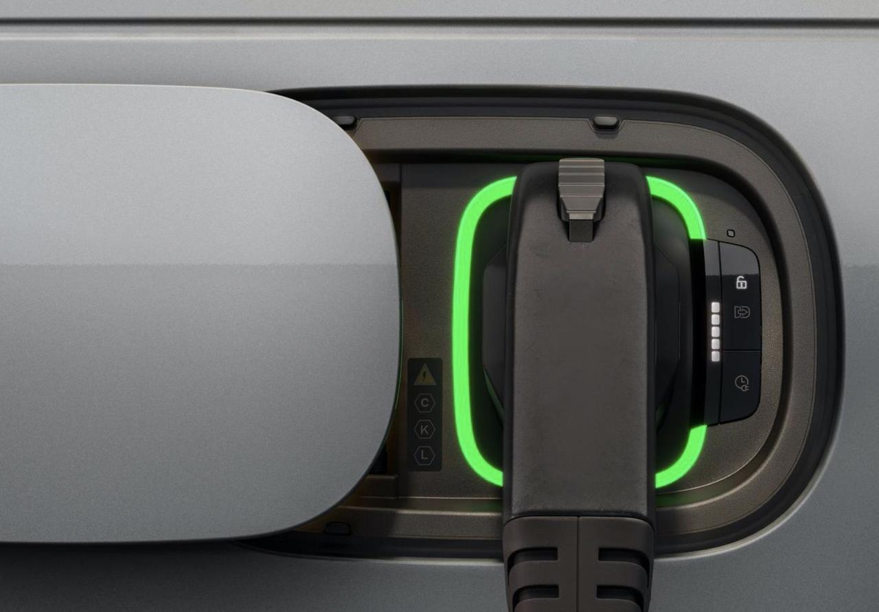 【纯电揽胜将于年内发布】揽胜纯电动版车型将于今年晚些时候发布，第一批试验车已制造