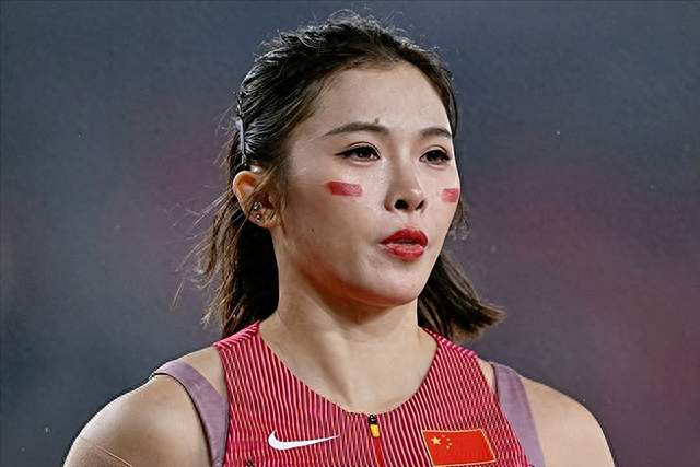 披上国旗就不愿取下！吴艳妮赛后一句话，让无数人红了眼眶