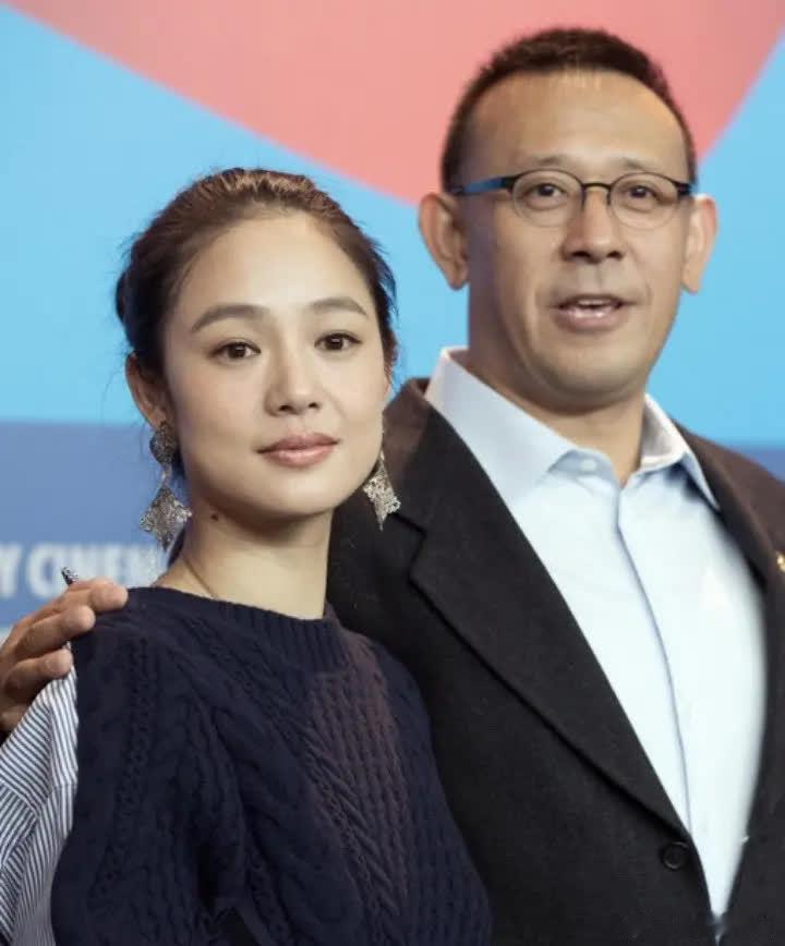 当年，姜文的女友周韵接到了一个陌生电话，是演员孙红雷打来了，电话那头温柔的说“我