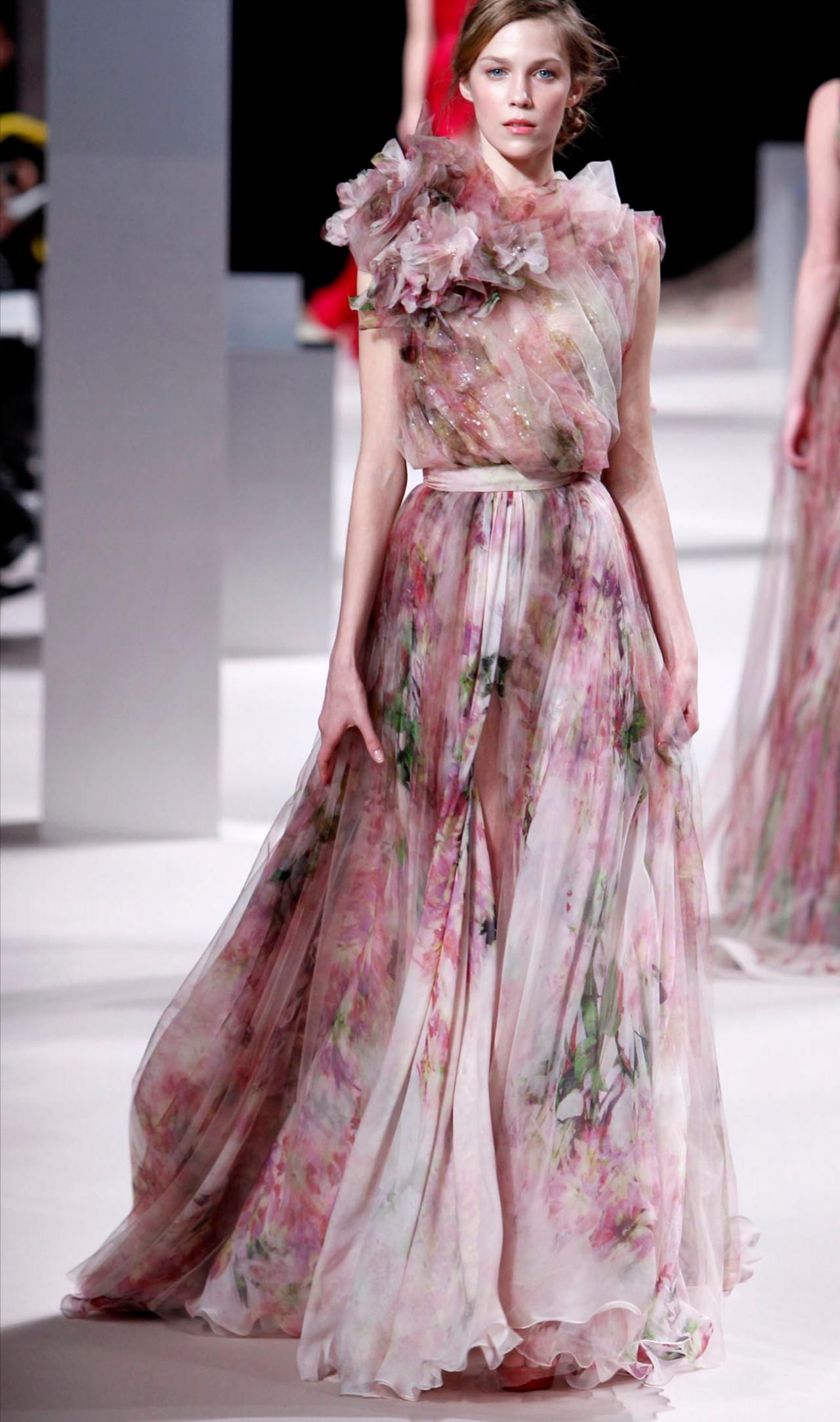 秀场回顾|Elie Saab2011春夏高级定制

色调取材于奥林匹斯山巅的晨雾