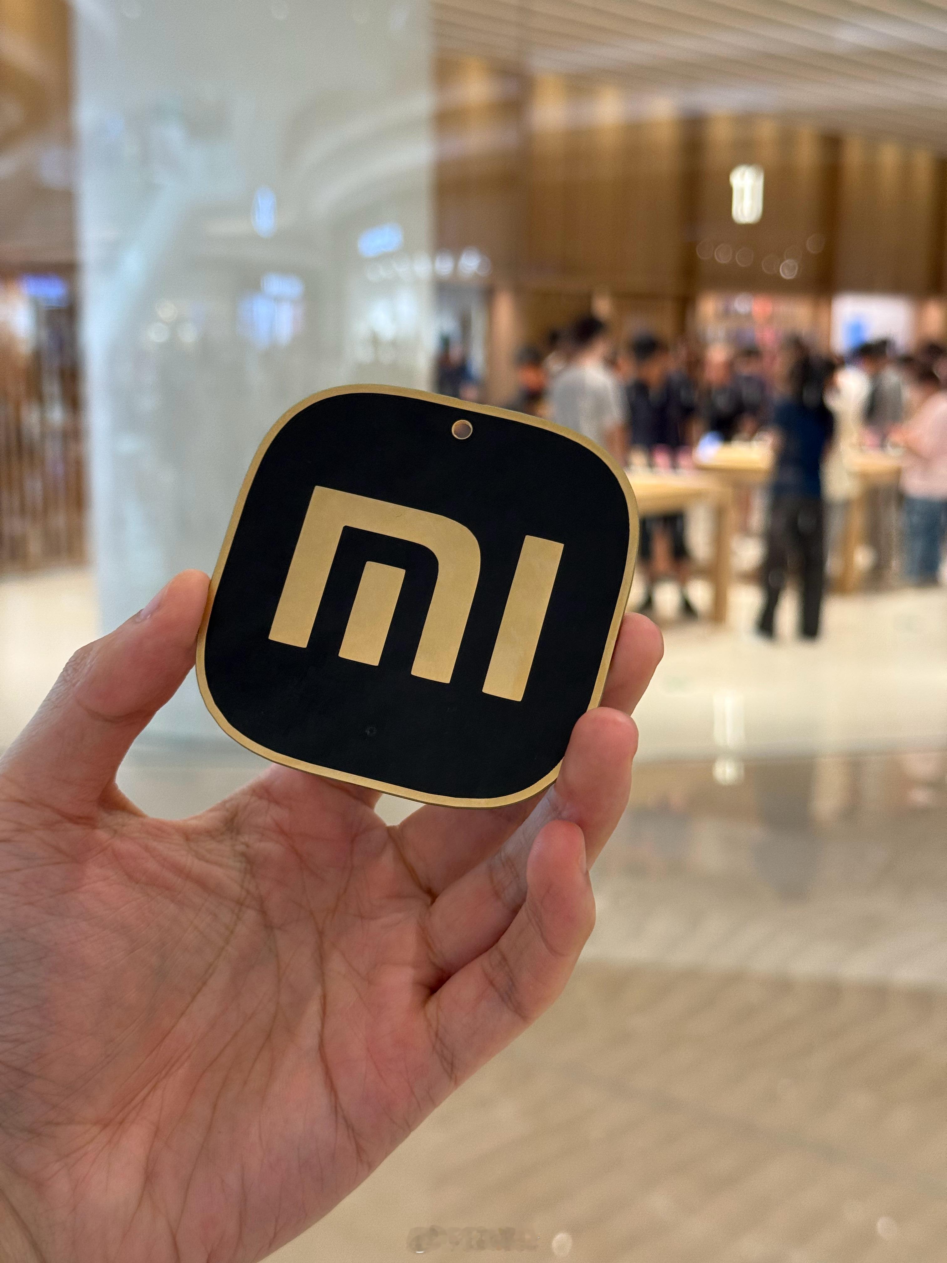 今天在Apple前海壹方城开业现场还收到一位粉丝的礼物，知道我也喜欢小米[笑cr