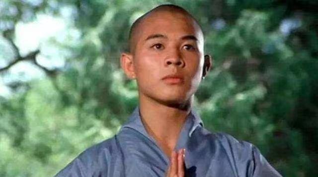 2007年，鲁豫在节目当中追问李连杰：你爷爷是谁？没成想李连杰停顿一会儿反问：“