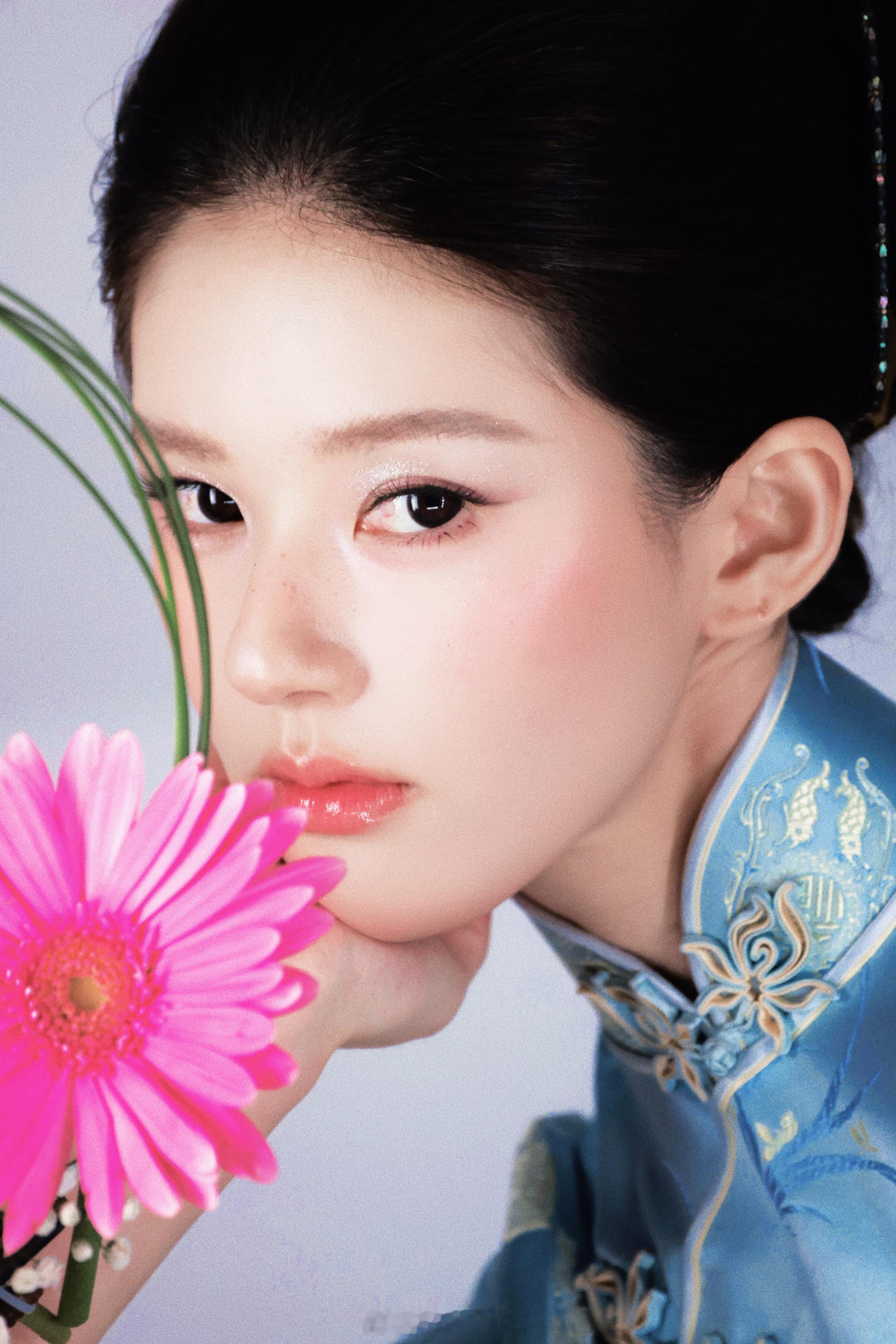 赵露思东方美人 露思这组旗袍照好绝[哇]都说美人在骨不在皮，但赵露思皮相骨相都好