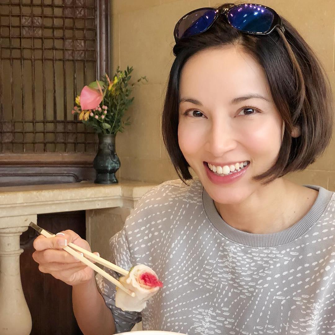 她以前在香港TVB拍过几部出名电视剧，印象最深刻参与TVB电视剧《寻秦记》，她现