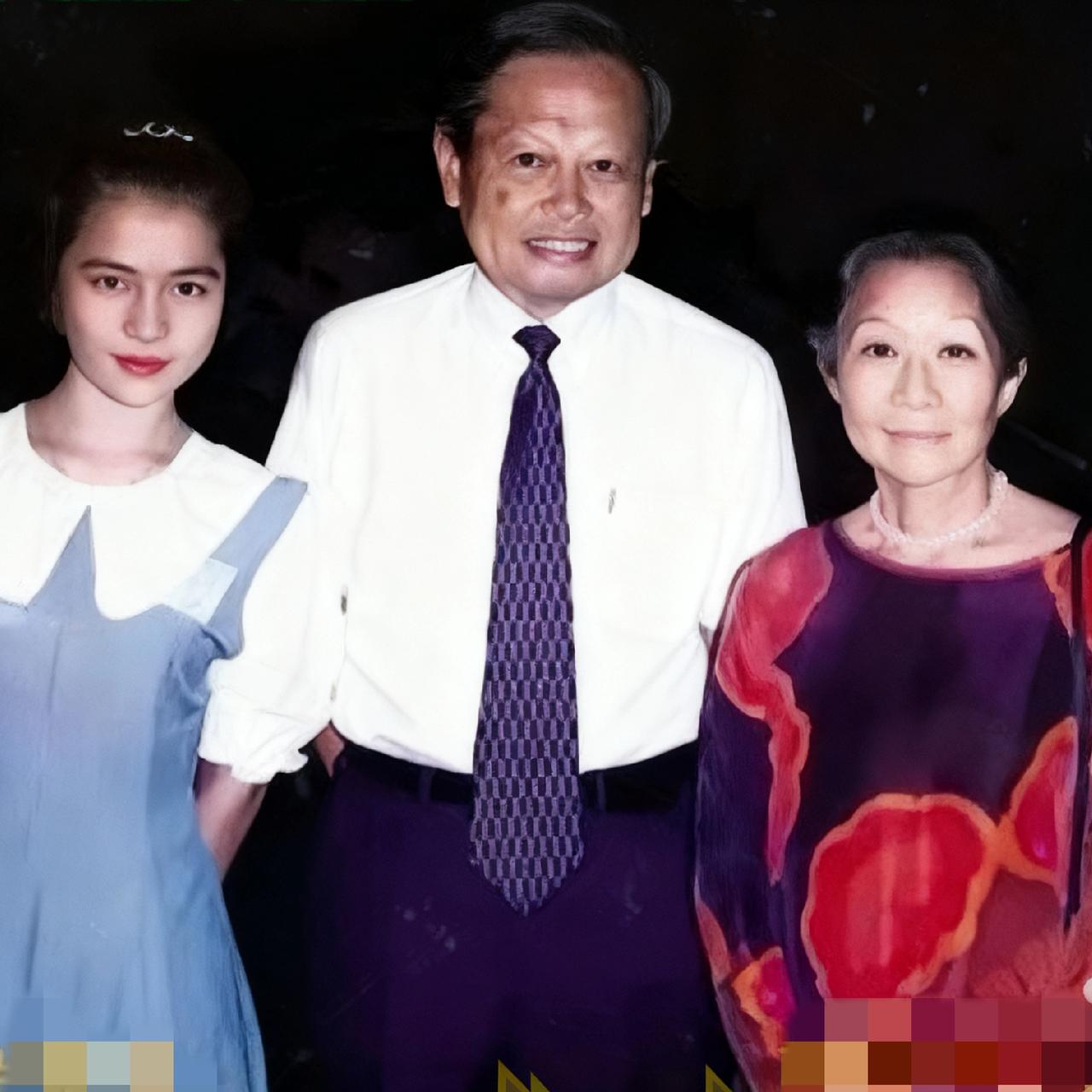 30年前初识翁帆，杨振宁先生和杜致礼、翁帆三人，一张温馨的合影，那时候的翁帆还是