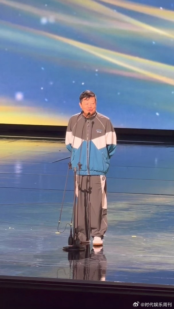 马东在阅文盛典上的“蹭IP”操作：调侃黄晓明“买IP”，邀作家为喜剧团体写剧本，