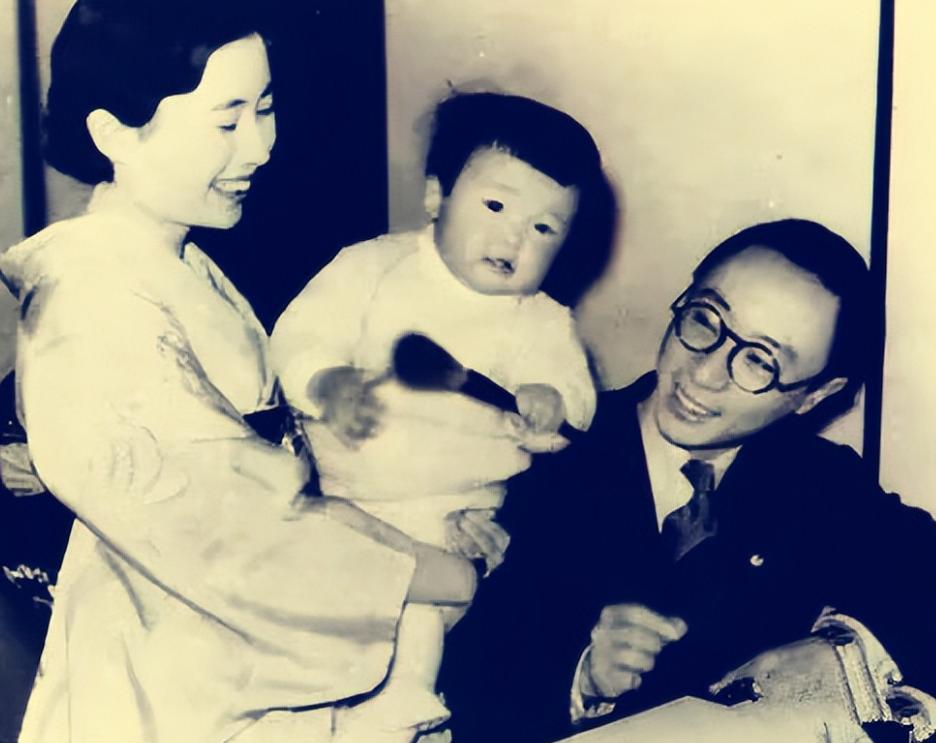1937年初，肩扛大将军衔的本庄繁和关东军司令南次郎，连夜闯入侯爵嵯峨实胜的家。