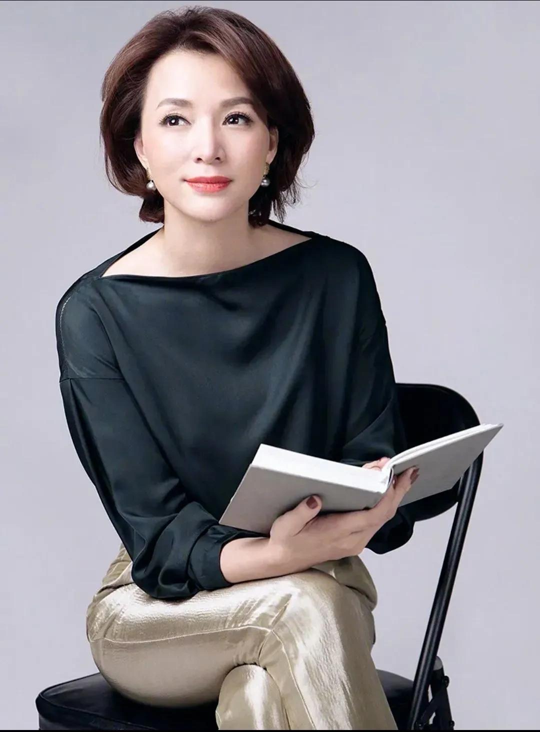 董卿说：“我们睡过同一张床，喝过同一杯水，吃过同一碗饭，牵过彼此的手，搂过彼此的