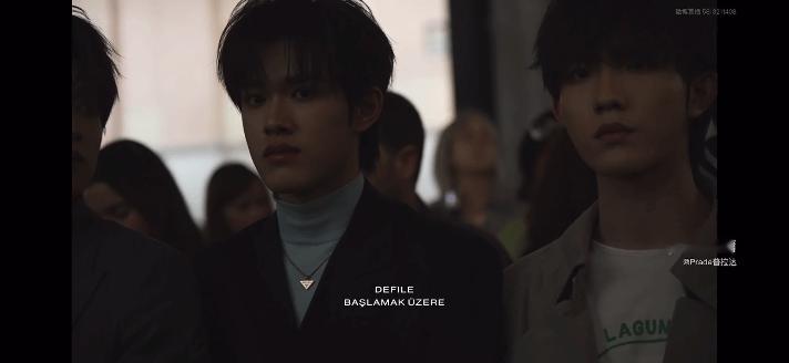 天呢杨幂prada大秀和Top坐在一起 