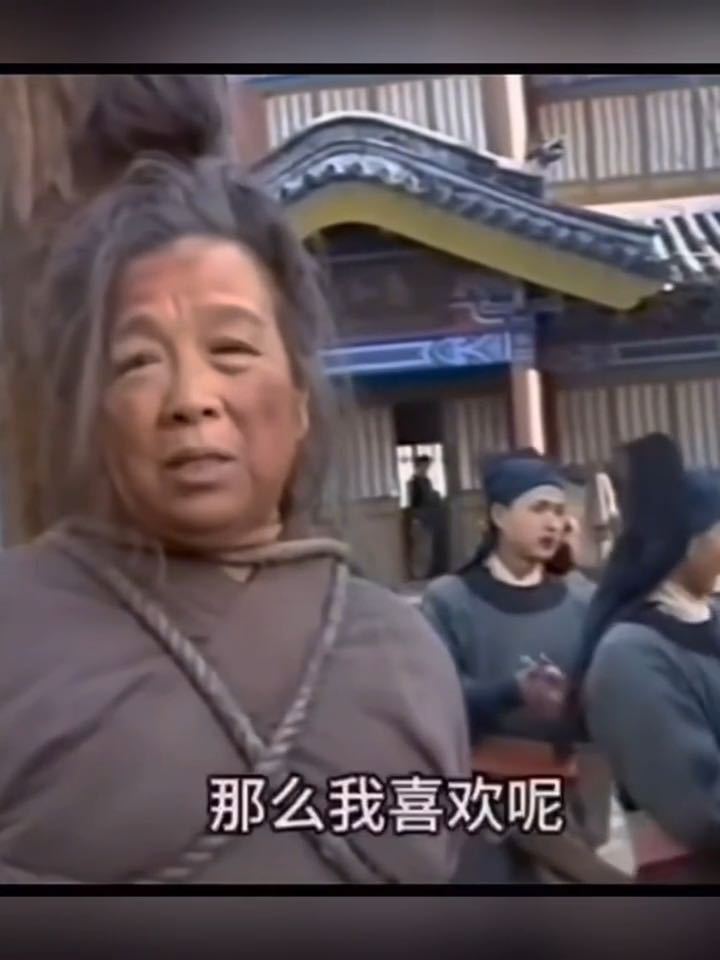 记者凑到囚车前采访时，李老师头发凌乱囚服加身还在认真答，这职业素养我服了。就是这
