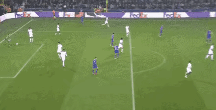 巴萨0比2马竞欧冠赛场又惊现“孩子般的错误”。今晨马竞客战巴萨的比赛进行到第54