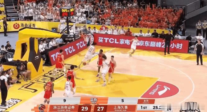 疯狂对轰！张镇麟首节高效11分4篮板对飙布朗14分5月31日讯 CBA总决赛迎来