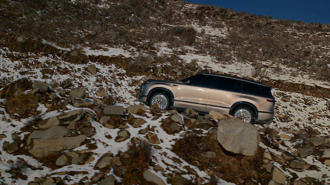 这就是现实，现在人买车:
50%的人——买混动车
30%的人——买纯油车
20%