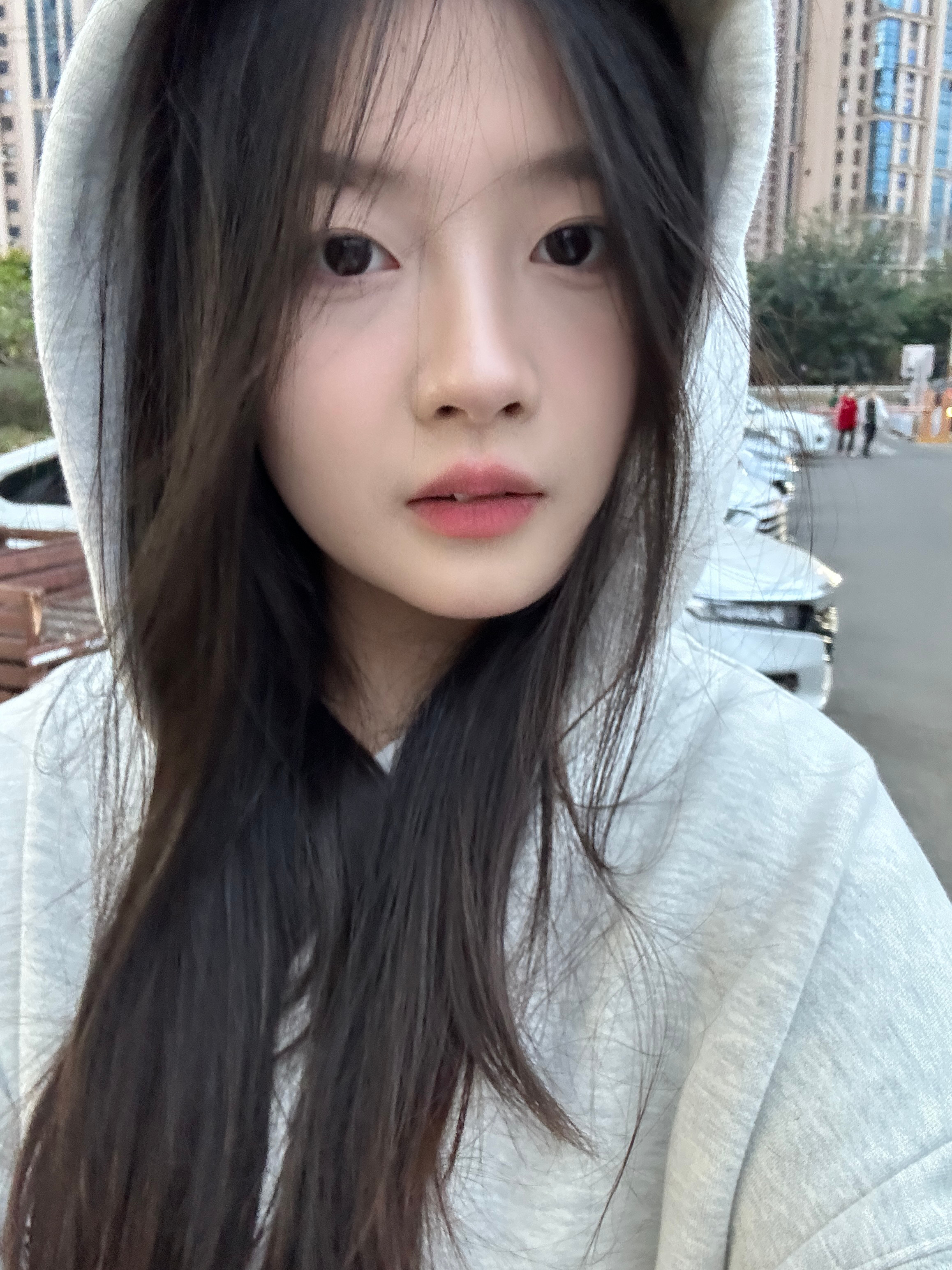 又怀念长发了[微笑]还好这几个月都没剪 让我留留留然后等夏天再看看剪短 洗头爽[