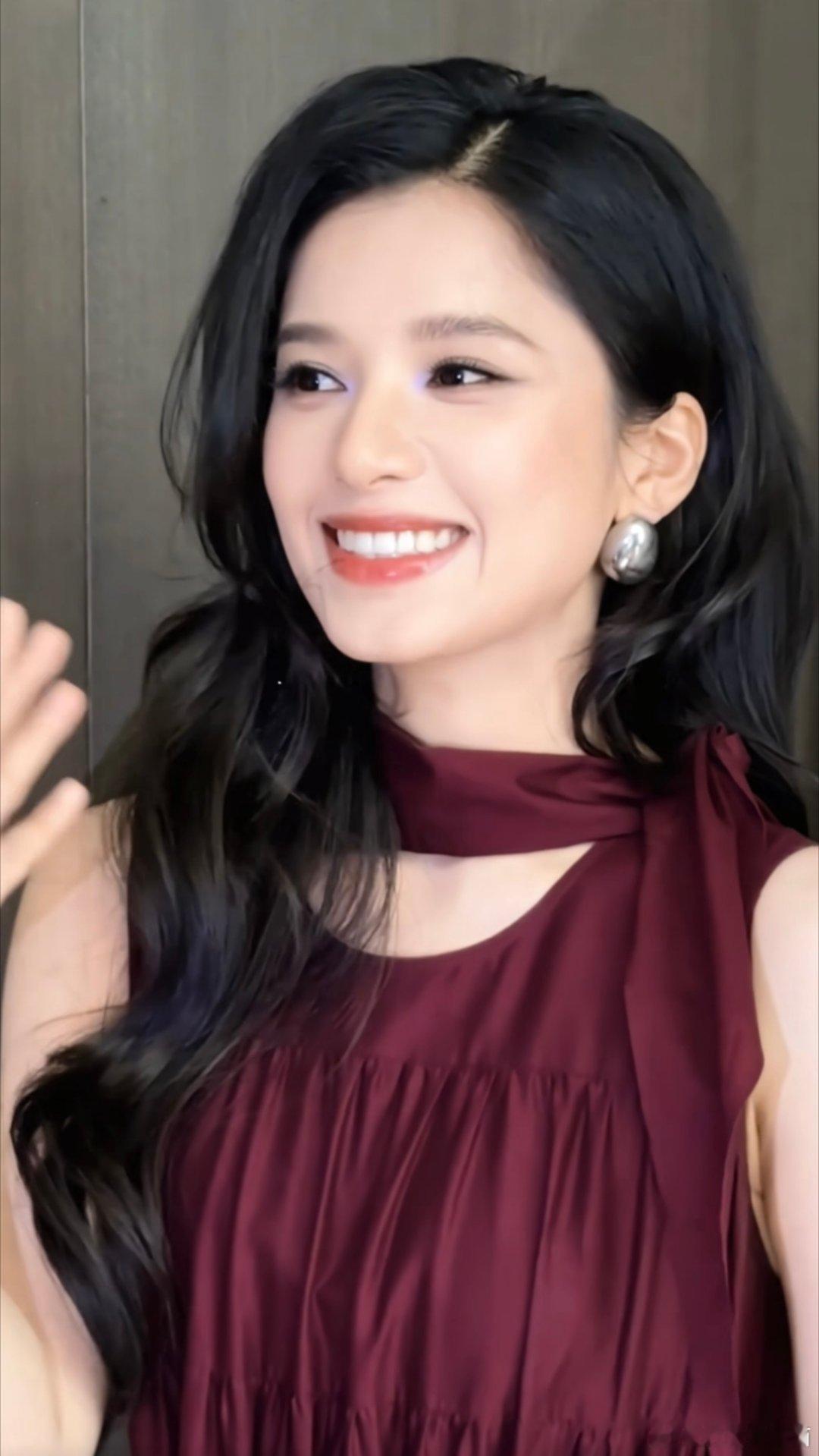 张婧仪拍了iu照镜子名场面好美呀，我只知道这个张婧仪
