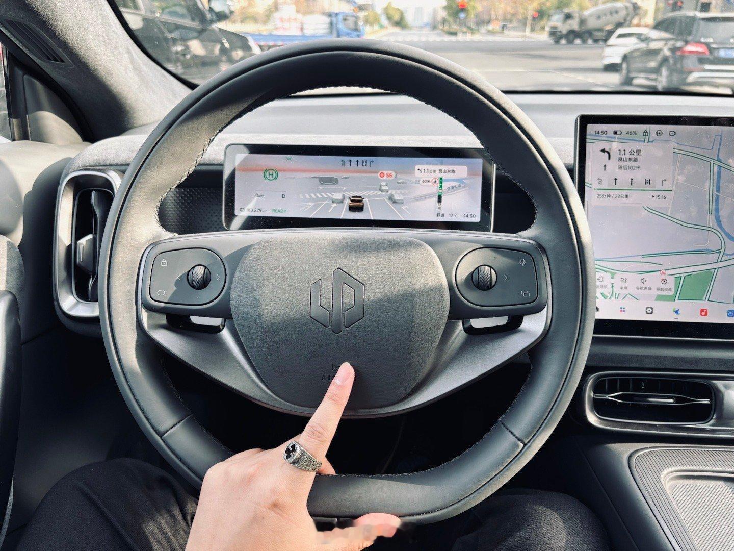 冲进一堆零跑Lafa5里开走一辆