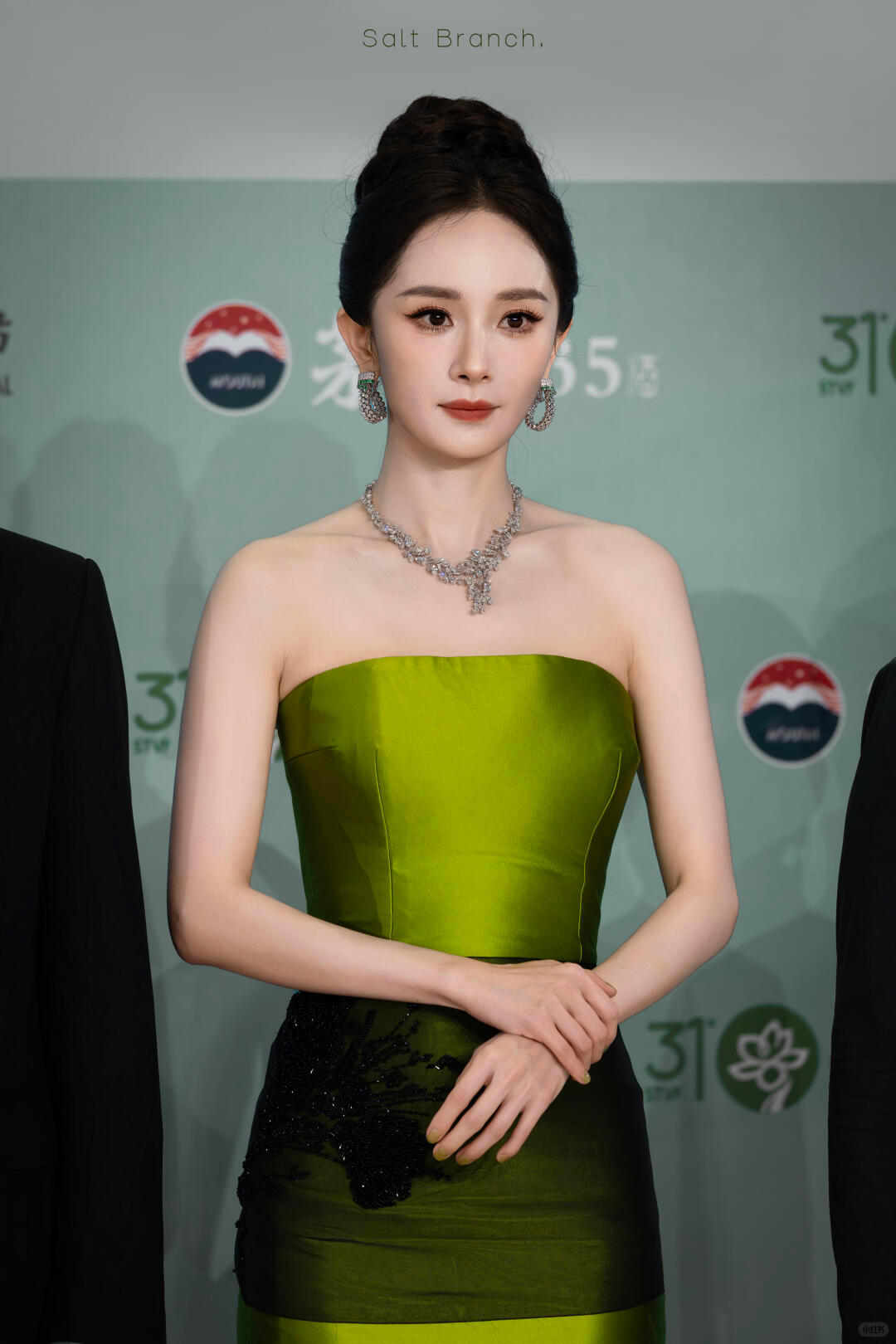 杨幂 再次捡到两组路人镜头下的杨幂白玉兰红毯生图生live，好像绿宝石好美好出挑