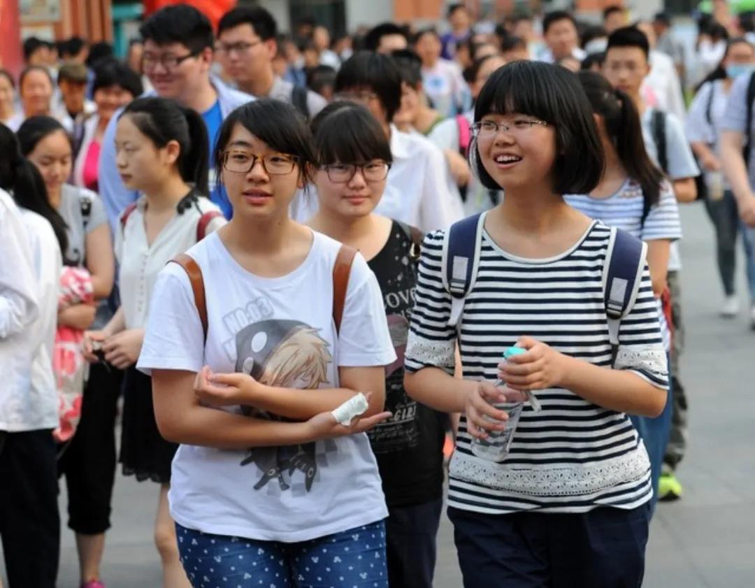 #双减后你家孩子压力还大么#只要中考高考不改革，双减只是减了个寂寞

减轻校内作