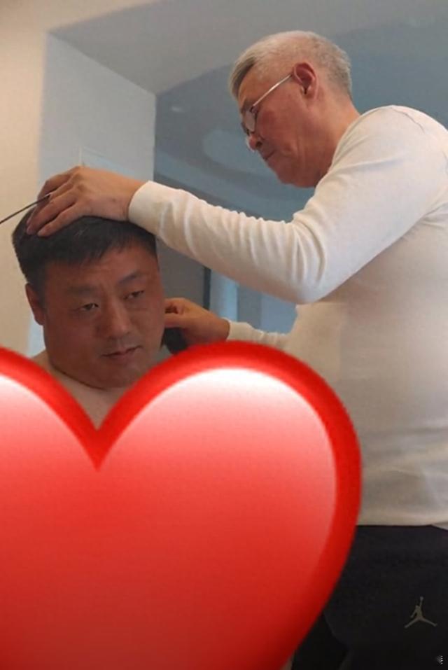 67岁赵本山帮宋晓峰剃头，戴着老花镜认真样子好慈祥，一边的宋小宝呲着牙笑不停哈哈