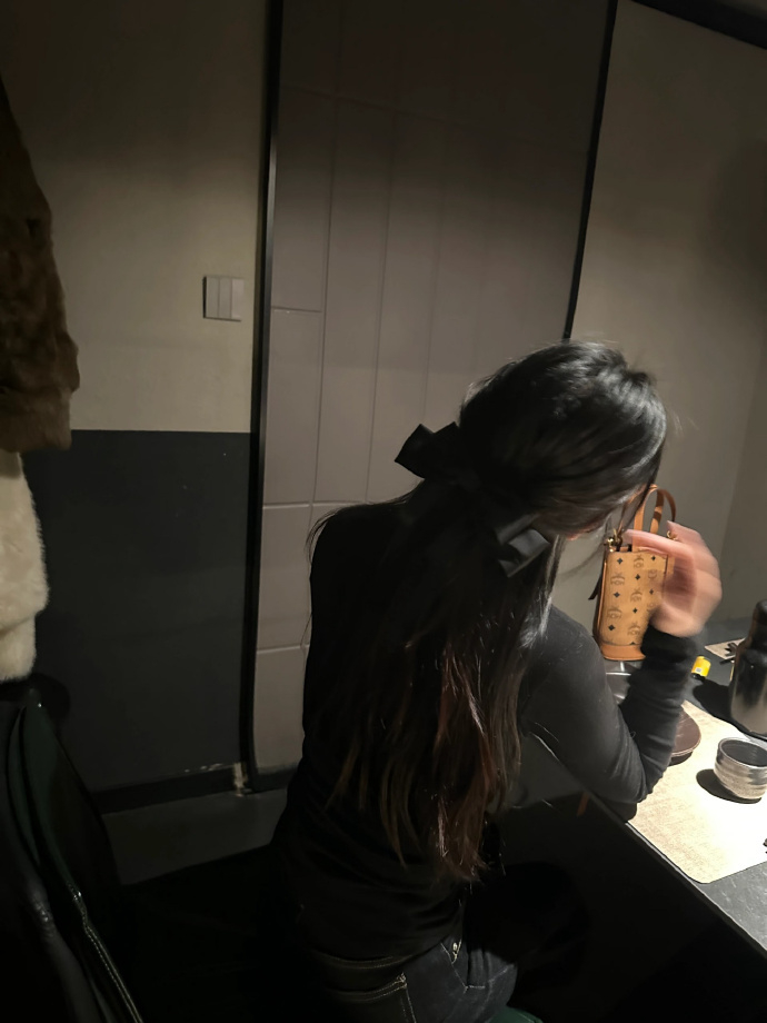 “把钱财看重一点 人情味看淡一点 因为这个社会不缺人情味 但你缺钱” 
