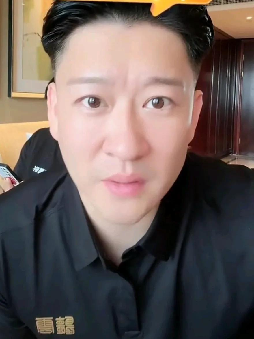 曹云金叫板郭德纲！近日曹云金直播时喊话郭德纲粉丝：你们以前不是说，我线下商演开不