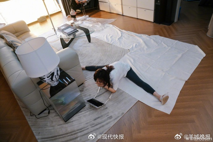 【#孙俪分享危险关系片场照#】4月8日，孙俪 更新社交平台，晒出《危险关系》片场