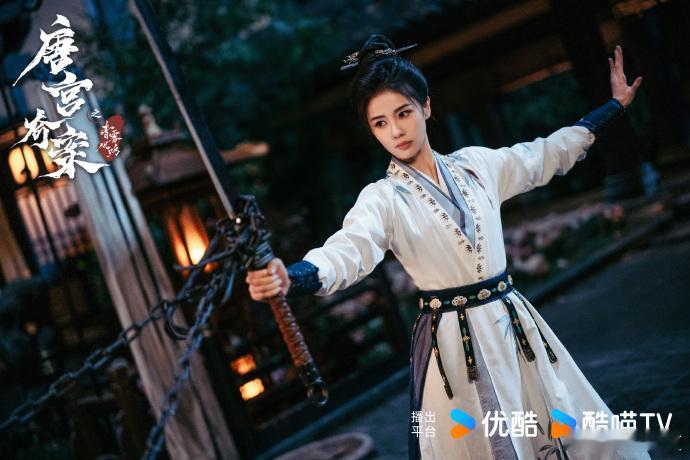 白鹿别让古代人唱英文歌拍戏间隙休闲一下，白鹿唱得不错 大家记得来看我们唐宫奇案偶