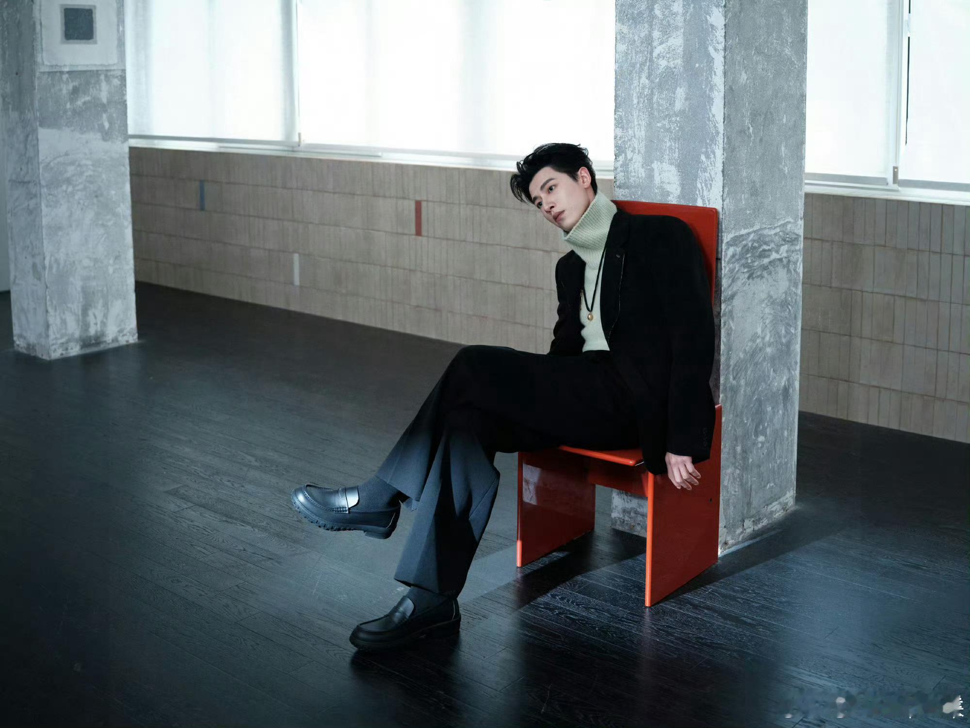 辛云来露肤度为零 辛云来露肤度为零也能帅到犯规！黑色小高领搭西装，不暴露却超有格