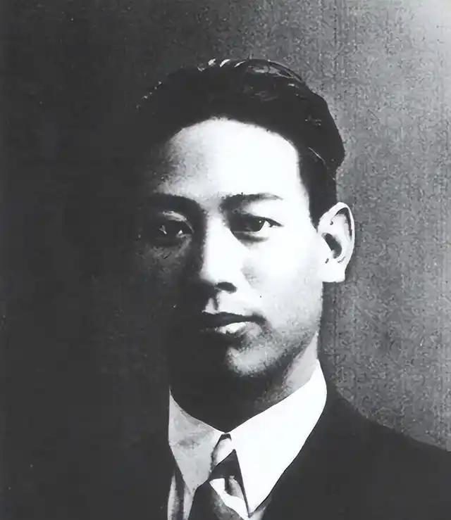 1949年初，一位70多岁的老农颤巍巍地指着报纸上那个神情刚毅的司令员，“他像我