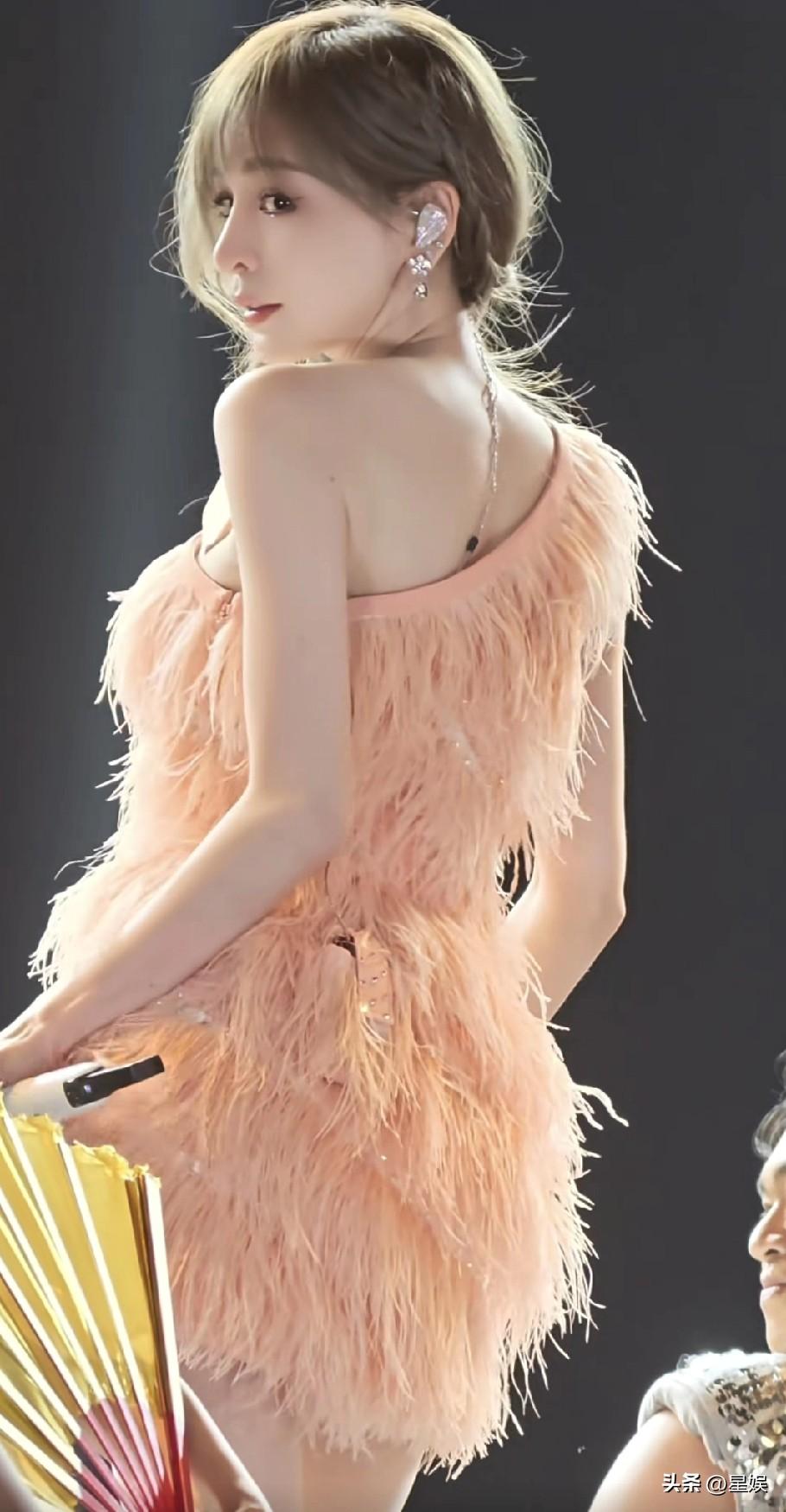 王心凌粉色羽毛裙