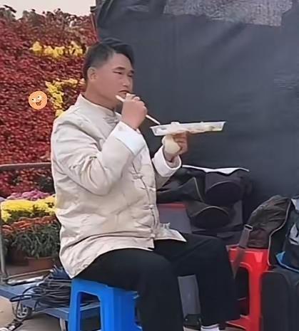 一份盒饭打发了！
大衣哥很淡定，默默不说话，吃完，离场，很接地气。关键他稳得住，
