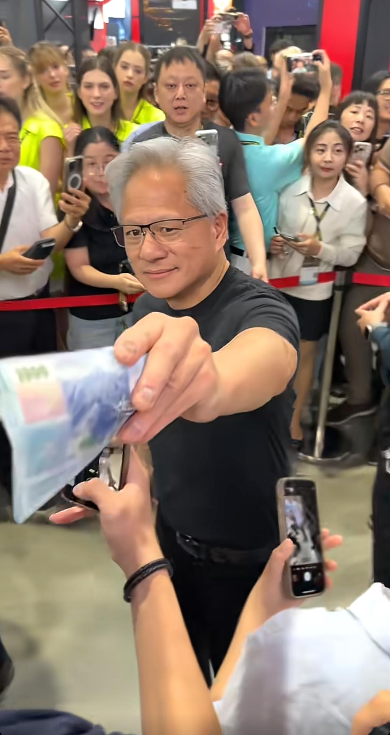 黄仁勋在台湾签名签得热火朝天，根本签不完。纸币、钱包，只要是随身物品，能签的他都