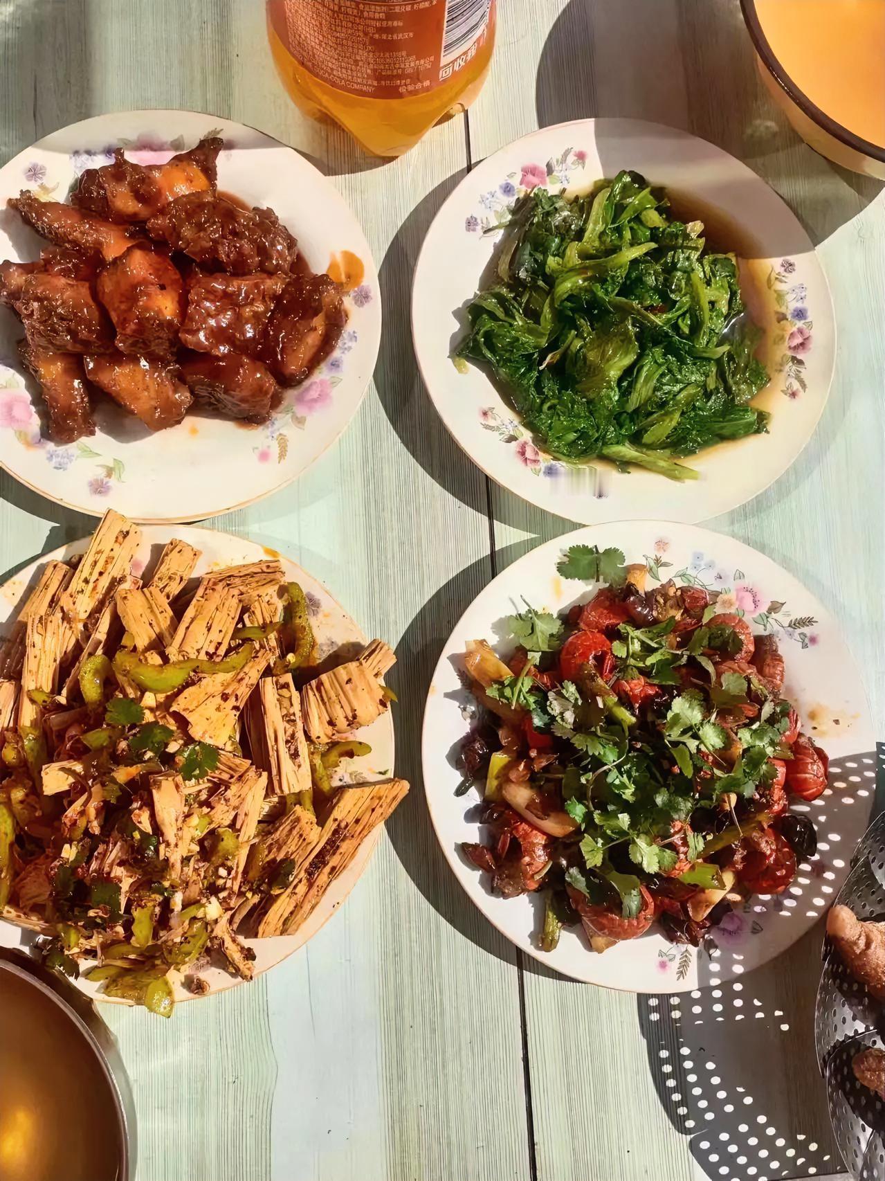 晒着暖阳吃这桌家常菜，才懂幸福从不在奢华排场。红烧的浓醇、青菜的清爽，还有堆满香