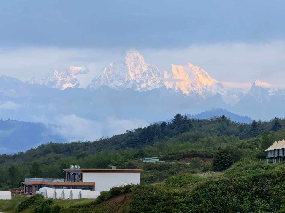 雅安王岗坪景区:被誉为“星空下的雪山盛宴，云端上的度假天堂”，是直面贡嘎主峰、拍
